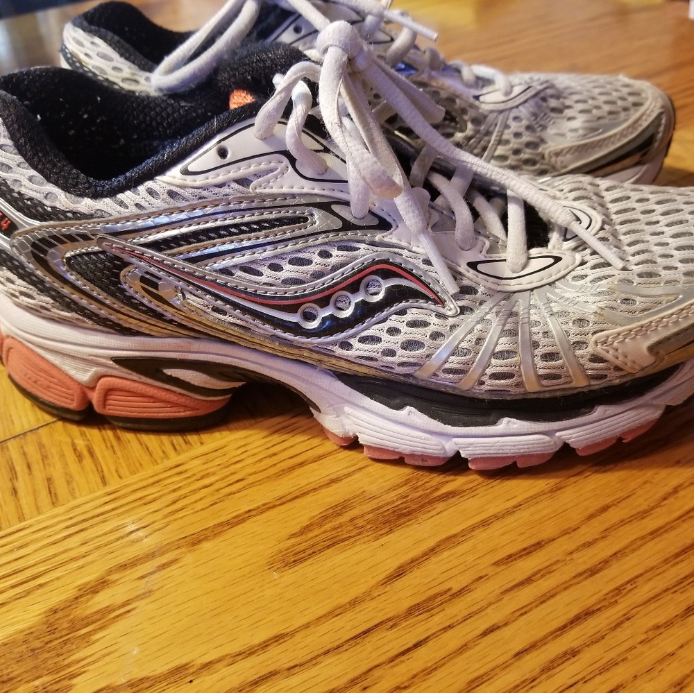 Womens size 8 saucony tennis shoe